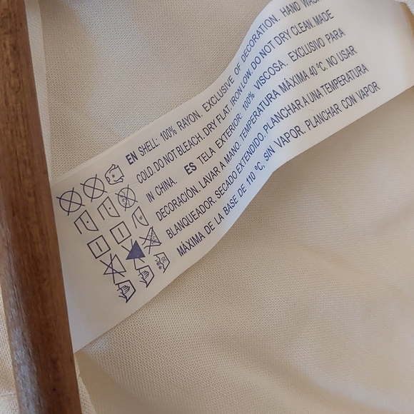 Forever 21 Tie-Neck Blouse Light and Flowy - Picture 5 of 8